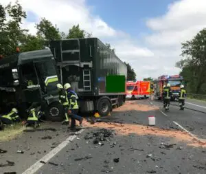 FW Dinslaken: Verkehrsunfall mit LKW