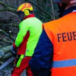 FW-E: Feuerwehr Essen rückt zu rund 50 unwetterbedingten Einsätzen aus – Bahn wird von Ast getroffen