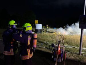 FW Flotwedel: Strohfigur in Brand – Ortsfeuerwehr Eicklingen rückt zu nächtlichem Einsatz aus