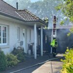 FW-ROW: Carport brennt an Wohnhaus