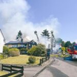FW-DT: Heckenbrand breitet sich auf Wohnhaus aus – Gebäude unbewohnbar