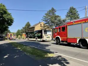 FW Alpen: Drei verletzte Personen nach Auffahrunfall mit einem Bus