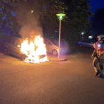 FW Dresden: Feuerwehr löscht brennende Fahrzeuge