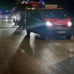 Feuerwehr Weeze: Erneuter Großeinsatz der Feuerwehr Weeze – Vegetationsbrand drohte auf Betreuungsunterkunft überzugreifen – Zwei Gebäude evakuiert