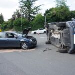 FW Ratingen: Verkehrsunfall: VW-Bus auf Seite