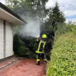 FW Alpen: Brand einer Hecke droht auf Garage überzugreifen