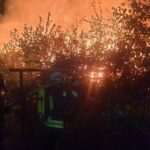 FW Königswinter: Feuerwehr kann Wohnhaus schützen – Gartenhütten brennen ab