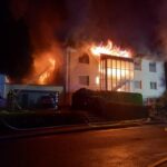 FW-EN: Abschlussmeldung: Zweifamilienhaus brannte im oberen Bereich in voller Ausdehnung – Keine Verletzten – Ausbreitung auf Produktionsgebäude verhindert – Tiere in Sicherheit gebracht.