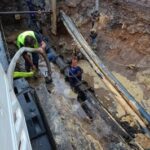 FW-EN: Wasserrohrbruch – Feuerwehr pumpt Baugrube leer