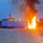 FW-NE: LKW in Vollbrand | Zugmaschine vollständig ausgebrannt