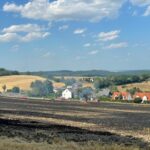FW Rheingau-Taunus: Flächenbrand bei Bad Schwalbach: Großbrand kurz vor Wohnhäusern aufgehalten – weitere Flächenbrände im Rheingau-Taunus-Kreis