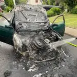 FW-EN: Fahrzeug brannte in der Straße „In der Mansbach“ – PKW musste gegen Wegrollen gesichert und gelöscht werden