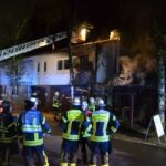 FW Stuttgart: Feuer in einer Gaststätte /Mehrere Anrufer melden Feuerschein /Feuer im Außenbereich droht überzugreifen
