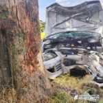 FW Rheurdt: PKW frontal gegen Baum: Feuerwehr befreit Fahrerin aus Unfallwagen