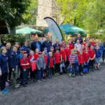 FW-Velbert: Die Kinderfeuerwehr Velbert und Bürgermeister Dirk Lukrafka meistern gemeinsam den Parcours des Waldkletterparks Langenberg