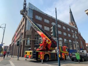 FW Bremerhaven: Feuerwehr befreit Mitarbeiter einer Reinigungsfirma aus Korb