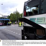 FW-M: Trambahn und Reisebus kollidieren (Maxvorstadt)