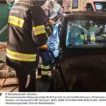 FW-M: Verkehrsunfall – Schere und Spreitzer im Einsatz (Freimann)