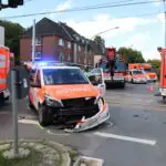 FW-E: Notarzteinsatzfahrzeug verunfallt auf Alarmfahrt mit PKW, vier Personen zum Teil schwer verletzt – Feuerwehr befreit Fahrer mit hydraulischen Rettungsgeräten