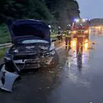 FW-EN: Verkehrsunfall auf Autobahn & Wasser droht in Keller zu dringen
