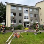 FW Norderstedt: Mittelstraße – Brand eines E-Rollers im Treppenhaus – Rettung von drei Erwachsenen, zwei Kindern und einer Katze über tragbare Leitern