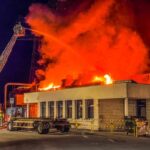 FW Dresden: Großbrand in einem Entsorgungsbetrieb