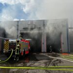 FW-MH: 60 Tonnen Hausmüll brannten in einer Lagerhalle