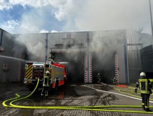 FW-MH: 60 Tonnen Hausmüll brannten in einer Lagerhalle