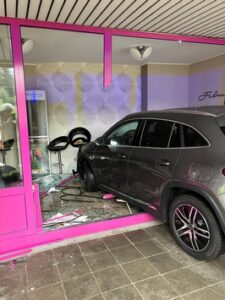 FF Bad Salzuflen: Mercedesfahrer durchbricht Scheiben eines Kinos in Bad Salzuflen / Mann landet nach kuriosem Unfall filmreif in der „Filmbühne“
