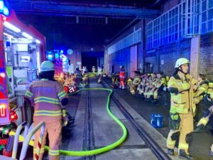 FW-GL: Einsatzreiche Nacht – Feuerwehr Bergisch Gladbach rückt in 12 Stunden zu vier Bränden aus
