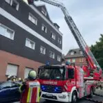 FW-E: Kellerbrand in einem Mehrfamilienhaus – Fluchtweg für Mutter und Kind durch Brandrauch abgeschnitten