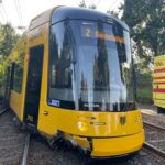 FW Dresden: Straßenbahn gleist bei Verkehrsunfall aus