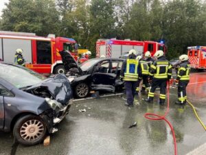 FW-EN: Schwerer Verkehrsunfall im Kreuzungsbereich & Sturmschäden in Gennebreck