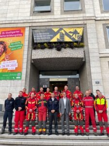 FW Stuttgart: Höhenretter aus ganz Deutschland üben am Stuttgarter Rathaus