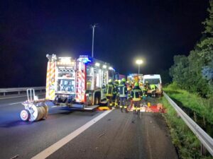 FW Lehrte: Schwerer Verkehrsunfall A2: Transporter fährt auf LKW auf, Fahrer verstirbt.