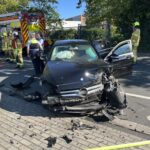 FW Ratingen: Schwerer Verkehrsunfall, 2 Personen verletzt