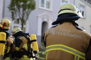 FW-E: Wohnungsbrand mit Menschenrettung im Dachgeschoss eines Mehrfamilienhauses