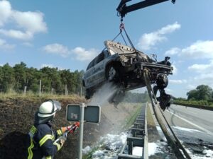 FW-ROW: Fahrzeug gerät auf der Autobahn 1 in Brand
