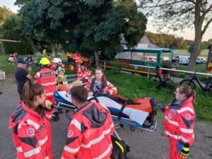 FW Ratingen: Gemeinsame Übung mit der Johanniter-Unfall-Hilfe – Unfall eines Planwagens