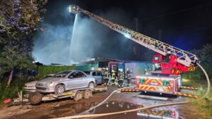 FW-DO: Feuer in Lindenhorst / Brennende Schrottautos und Reifen
