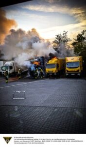 FW-M: Zwei Lkw in Brand – Fahrer erleidet Brandverletzungen (Laim)
