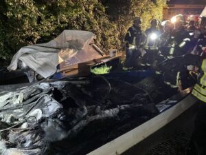 FW Stuttgart: Bootsbrand auf Nebenarm des Neckars