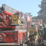 FW-E: Fahrzeug brennt in einer Werkstatt in einem Lagerhallenkomplex – keine Verletzten