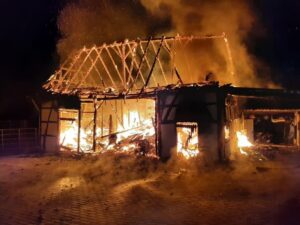 FW-E: Scheune brennt in Essen Kettwig in voller Ausdehnung – Feuerwehr verhindert Übergreifen auf Haupthaus