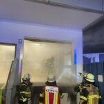 FW-E: Container brennt vor Warenannahme eines Supermarktes – Feuerwehr verhindert Brandausbreitung auf das Gebäude