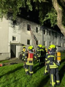 FW-OB: Rauchwarnmelder rettet bei Zimmerbrand Bewohnerin das Leben