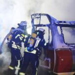 FW Celle: Wohnwagen brennt in voller Ausdehnung – Flammen drohen auf Gebäude überzugreifen!
