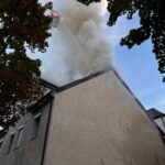 FW Stuttgart: Wohnungsbrand greift auf Dach über
