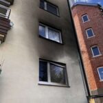 FW Stuttgart: Feuer in Garagenanbau /Brand droht auf Wohnhaus überzugreifen /Feuerwehr kann weitere Ausbreitung verhindern