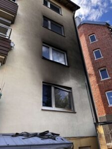 FW Stuttgart: Feuer in Garagenanbau /Brand droht auf Wohnhaus überzugreifen /Feuerwehr kann weitere Ausbreitung verhindern
